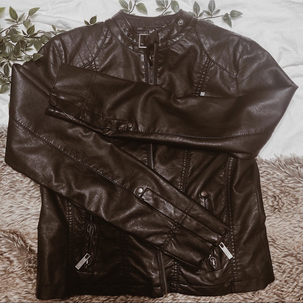 JOU JOU: Classic black leather jacket!!
